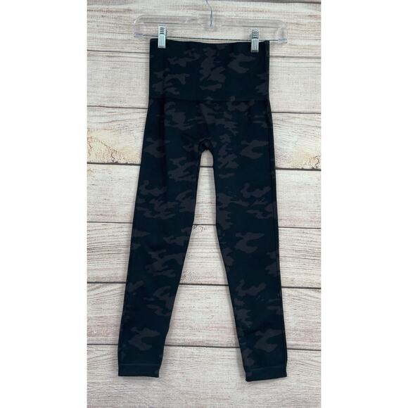 Spanx Look At Me Now Cropped Seamless Leggings Women's Size M Black/Gray Camo - Picture 2 of 6